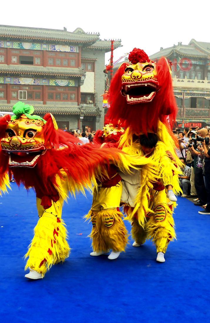 都江堰开业庆典 ​舞龙舞狮的现实中精彩表演